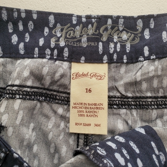 FADED Glory Shorts Womens 16 Rayon blue white Ikat casual coastal - Picture 3 of 5